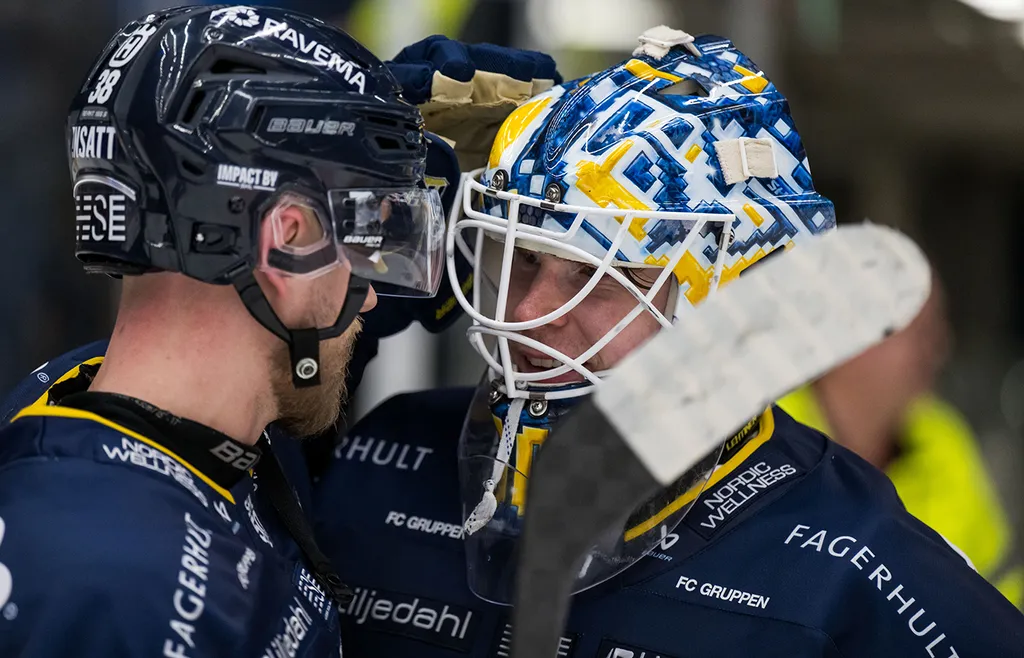 Lassi Lehtinen klappas om av HV-kaptenen Olle Alsing efter segern mot Leksand
