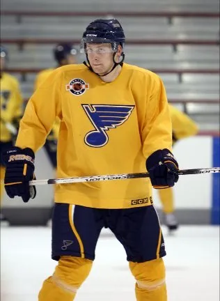 Jonas Junland i St. Louis Blues-tröja.
