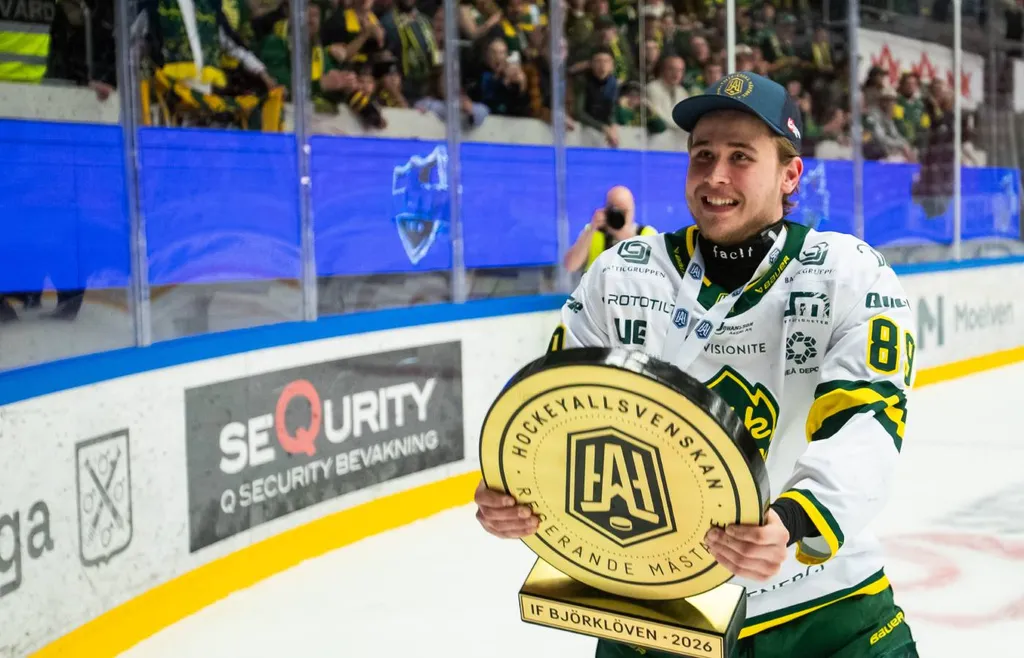 Ihs-Wozniak med HockeyAllsvenskan pokalen förra säsongen.