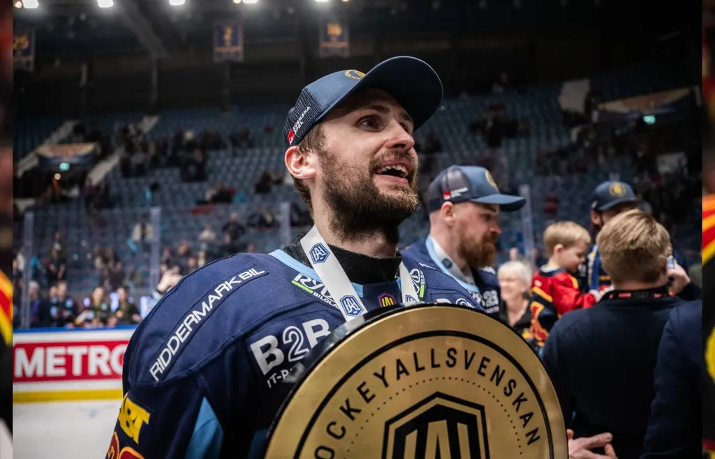 Marcus Krüger lyfter den Hockeyallsvenska skölden