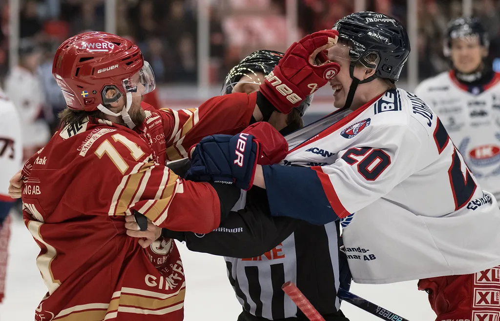 Victor Johansson i duell med Gabriel Olsson