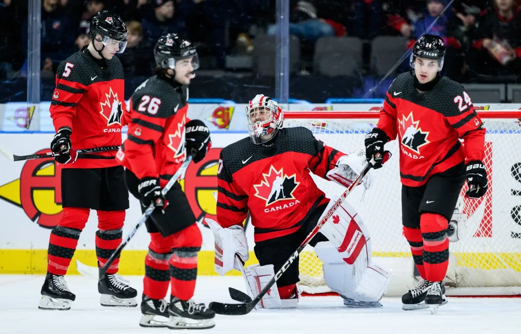 Oliver Bonk, Matthew Savoie, målvakten Mathis Rousseau och Denton Mateychuk deppar efter den kanadensiska kvartsfinalförlusten mot Tjeckien i Göteborg