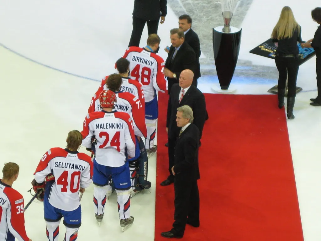Metallurg tar emot silvermedaljerna.