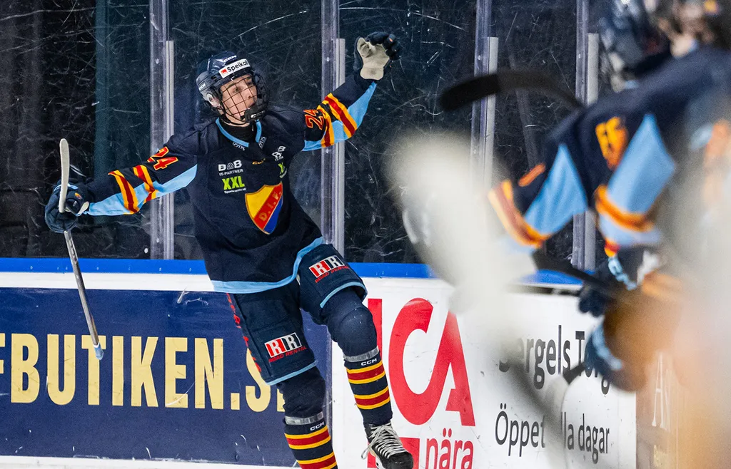 Theo Stockselius jublar efter 3–3 i J18-finalen mot Luleå
