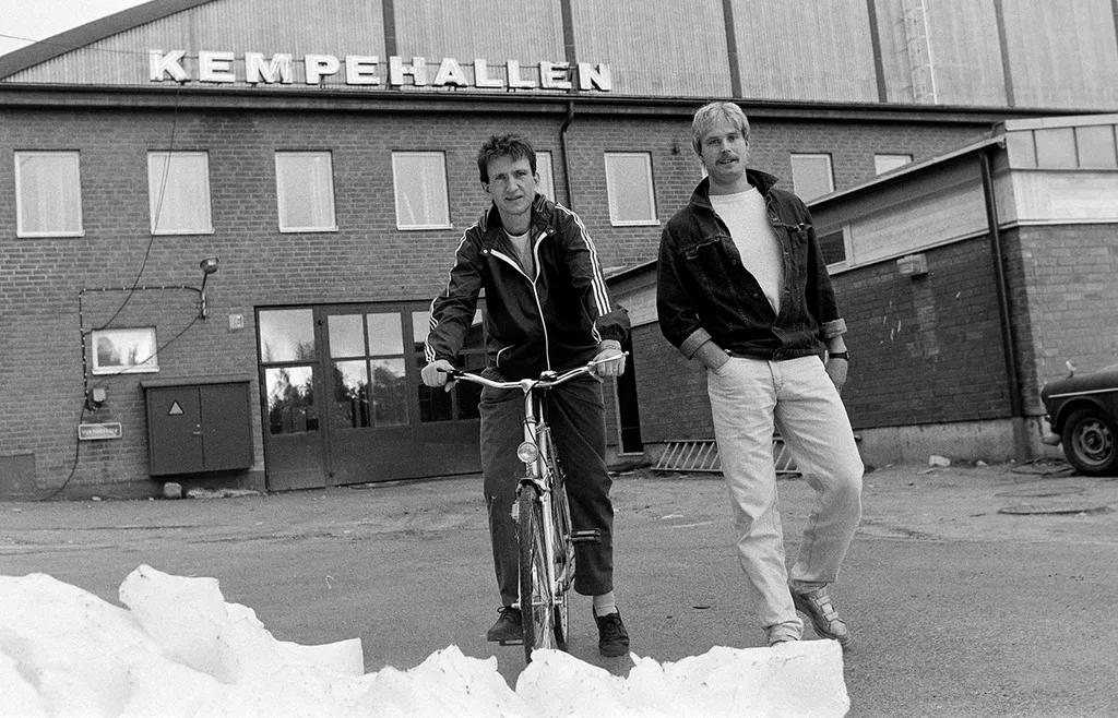 Per-Arne Alexandersson och Hardy Åström utanför klassiska Kempehallen