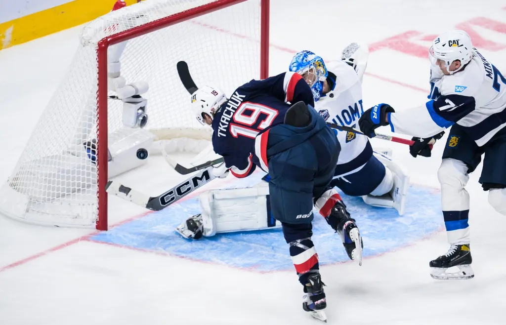 Matthew Tkachuk trycker in 6-1-pucken bakom Finlands målvakt Juuse Saros