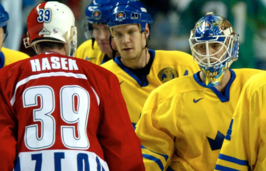 Dominik Hasek ochTommy Salo skakar hand efter Sveriges 2–1-seger mot Tjeckien i gruppspelet
