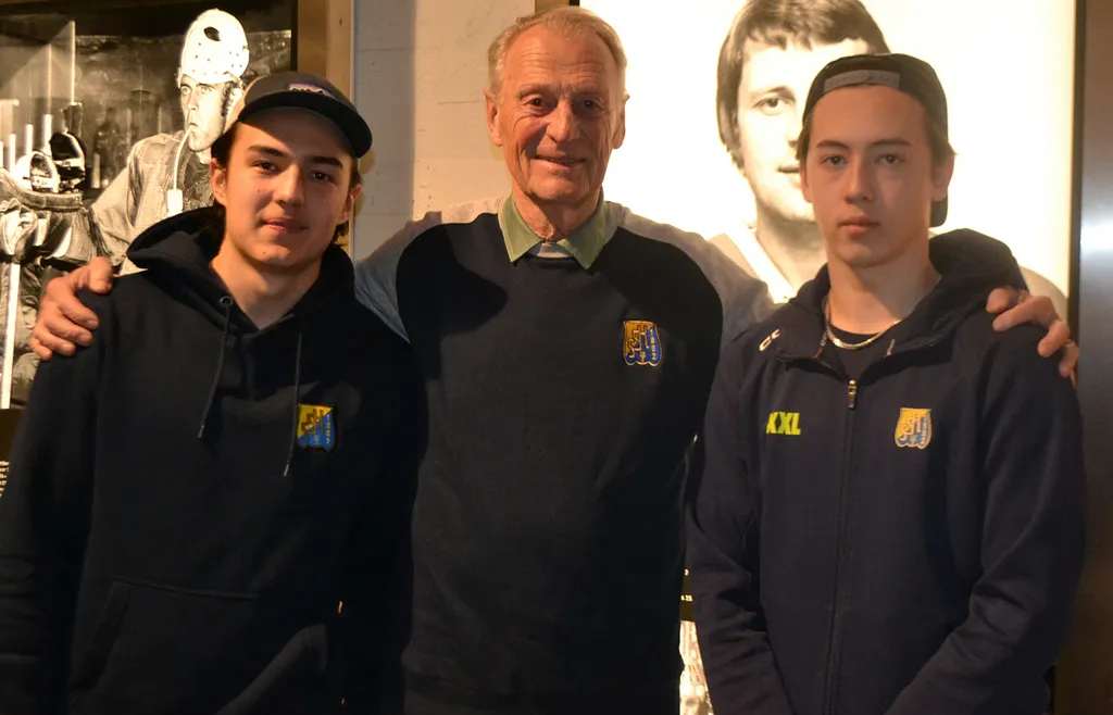 Arne Carlsson med barnbarnen Oscar och Gustav Lindén som spelar i Södertäljes juniorlag