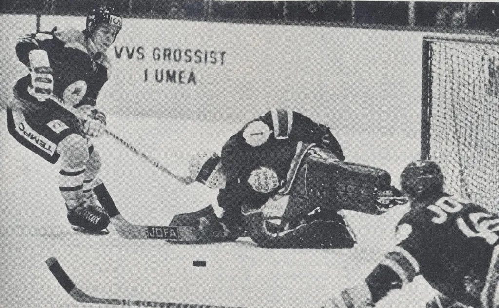 Thomas Hedqvist i Kiruna skjuter mot Christer Grahn, Björklöven.
