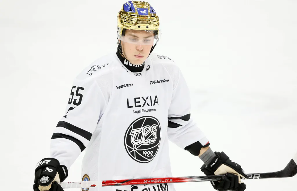 Max Lindroth ligger tvåa i backarnas poängliga i Liiga