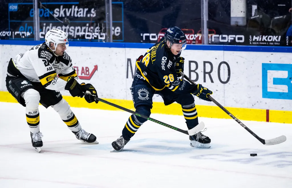Adam Hesselvall under ishockeymatchen i Hockeyallsvenskan mellan Södertälje och Västerås den 26 februari 2025 i Södertälje