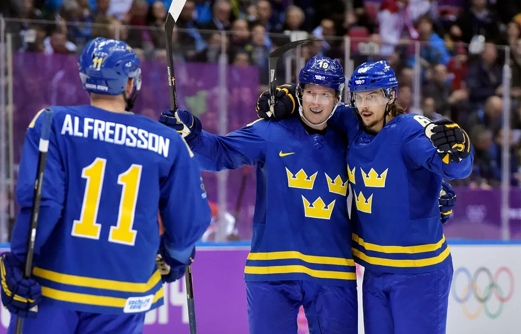 Daniel Alfredsson, Nicklas Bäckström och Erik Karlsson jublar efter ett mål i premiären