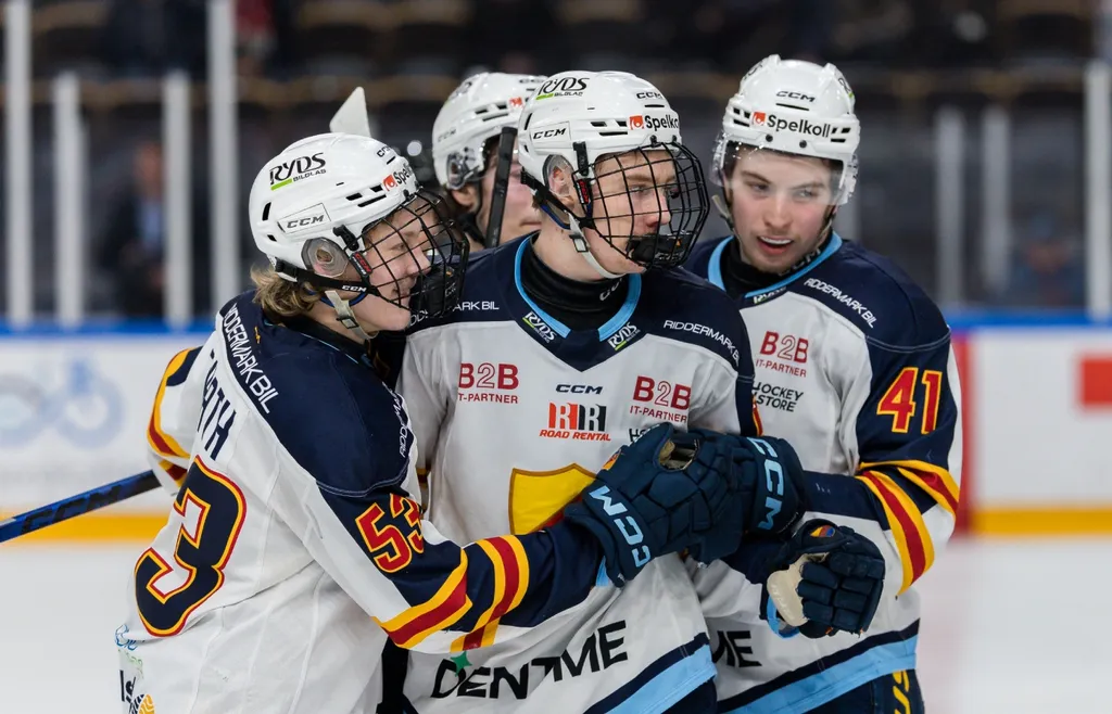 Hampus Zirath, till vänster, får chansen i Djurgårdens A-lag.