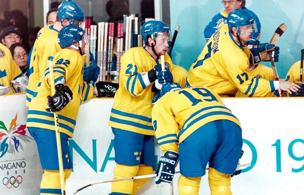 Peter Forsberg och lagkamraterna misströstar efter kvartsfinalförlusten mot Finland