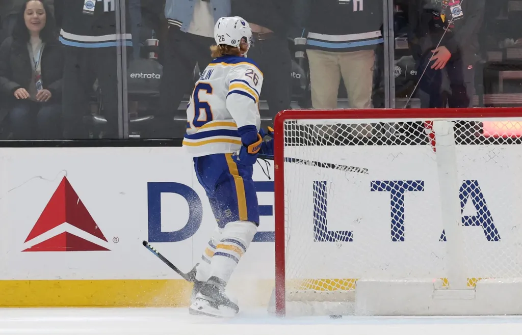 Rasmus Dahlin slår av klubban mot stolpen efter ett baklängesmål förra säsongen