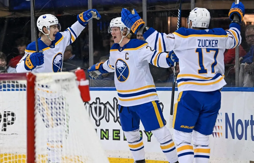 Rasmus Dahlin firar sitt mål i 6–1-vinsten mot New York Rangers tillsammans med Ryan McLeod och Jason Zucker