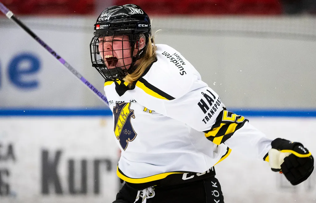 Ella Sköldebäck i AIK:s tröja