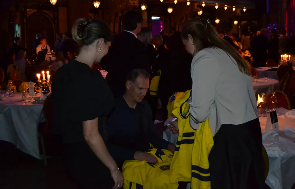 Lidström signerar tröjor under galan