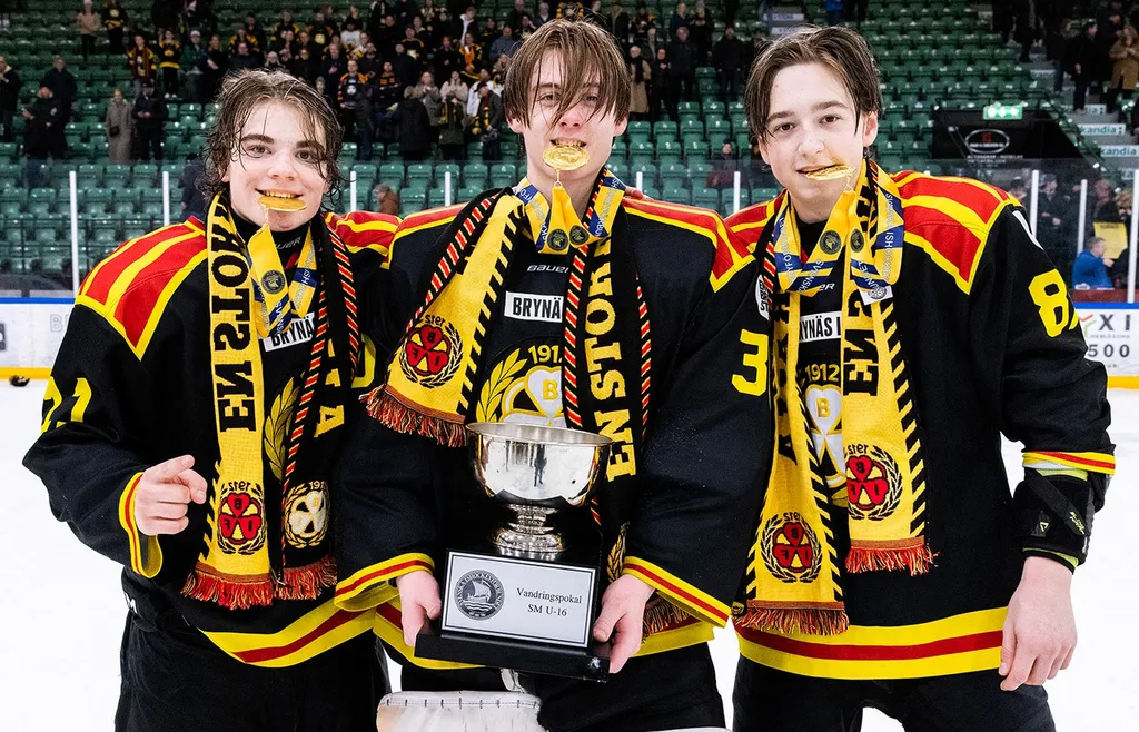 Michal Svrcek, William Forsberg och Gustav Hillström firar JSM-guldet med U16 2023