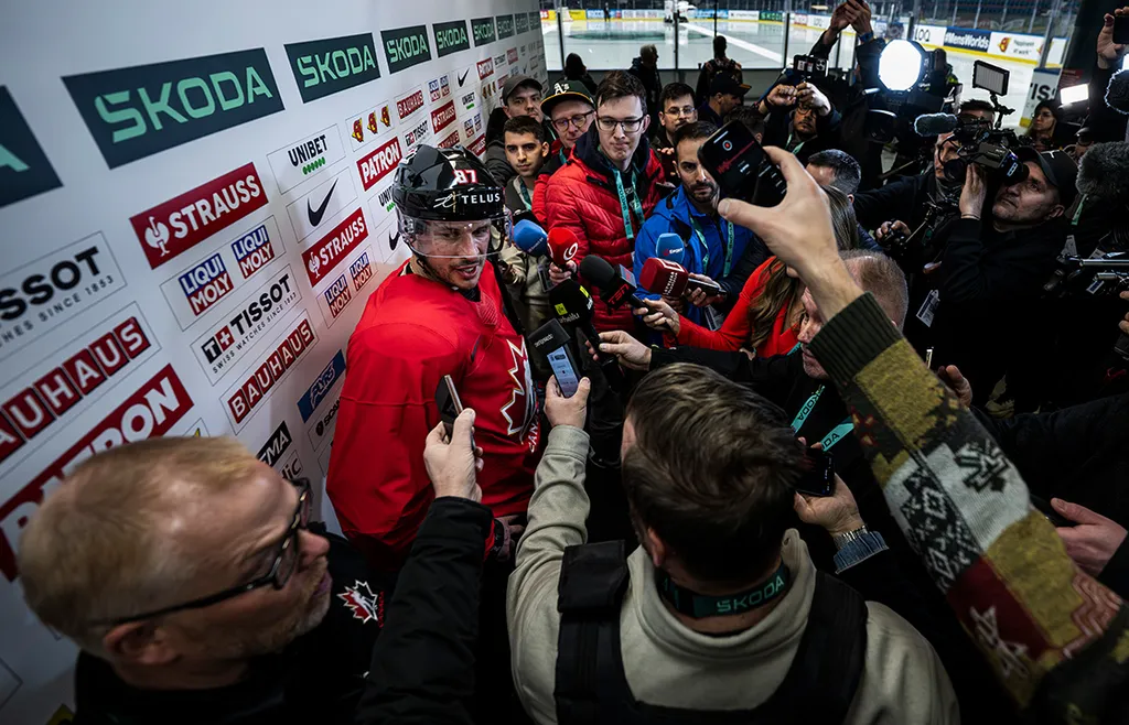 Det är minst sagt stor uppståndelse kring Sidney Crosby under VM i Stockholm. FOTO: Maxim Thore/Bildbyrån