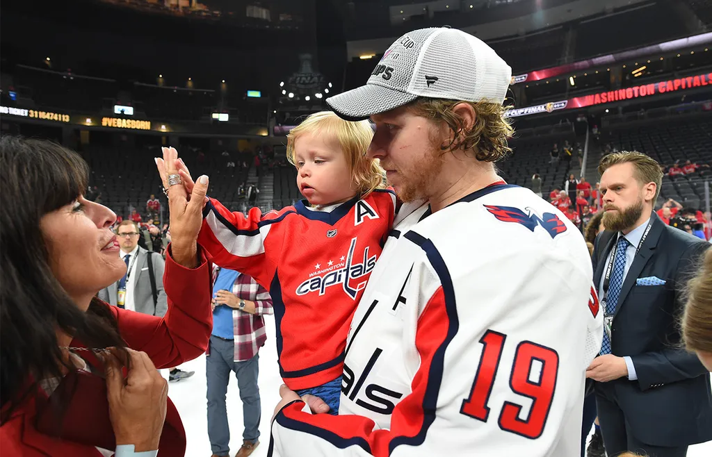 Bäckström (och hockeysveriges Uffe Bodin i bakgrunden) efter Washingtons Stanley Cup-vinst