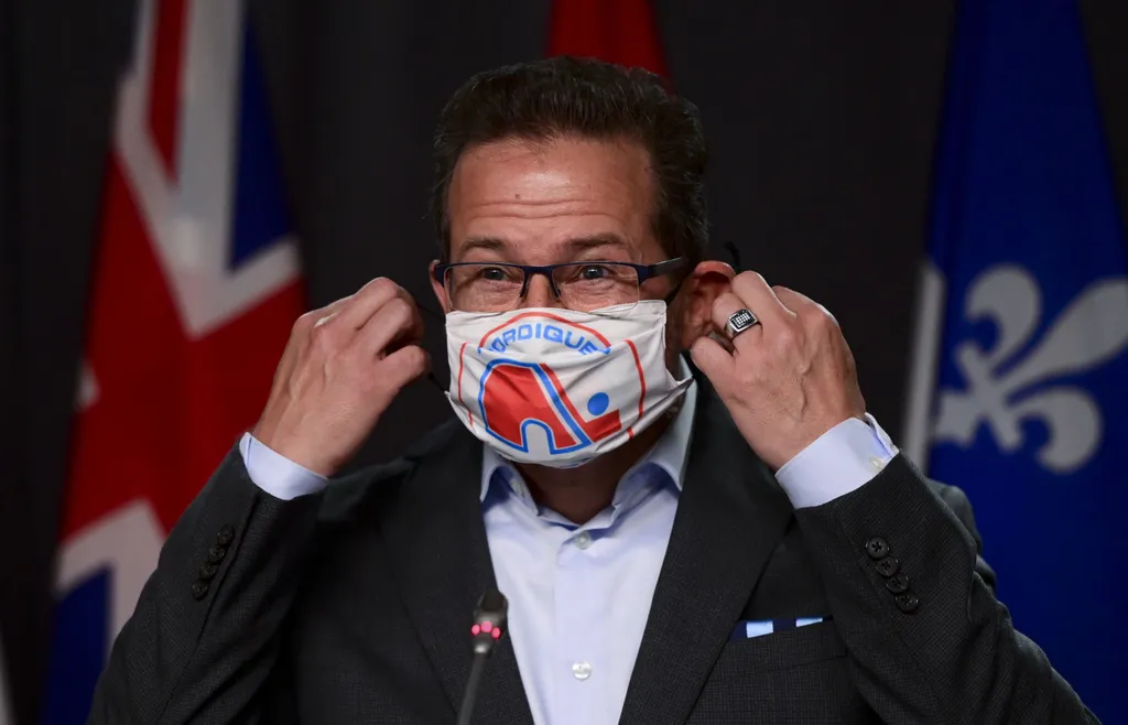 Quebec-politikern Yves-Francois Blanchet med ett Nordiques-munskydd under coronapandemin