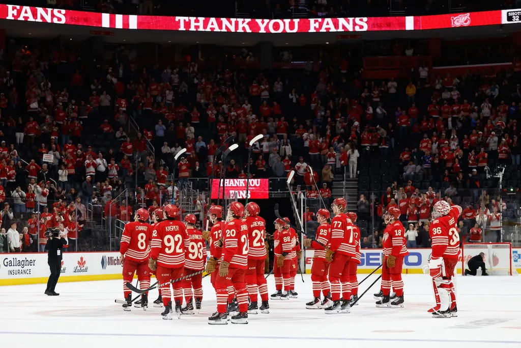 Detroit Red Wings buades ut i arenan under sin sista hemmamatch för säsongen