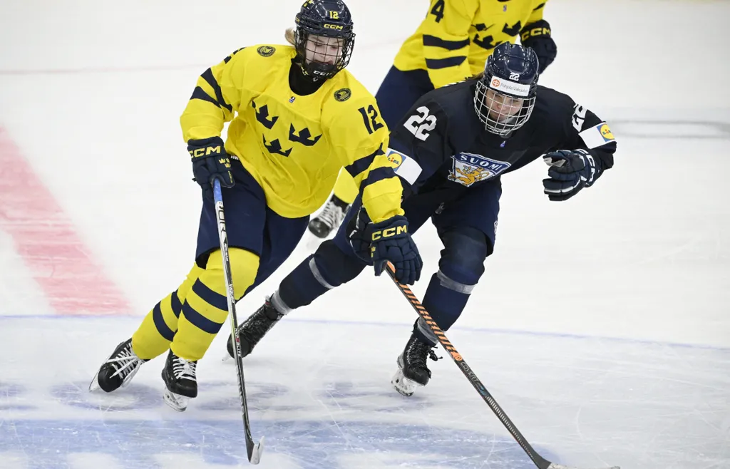 Tilde Grillfors med pucken i gruppspelsmatchen mot Finland