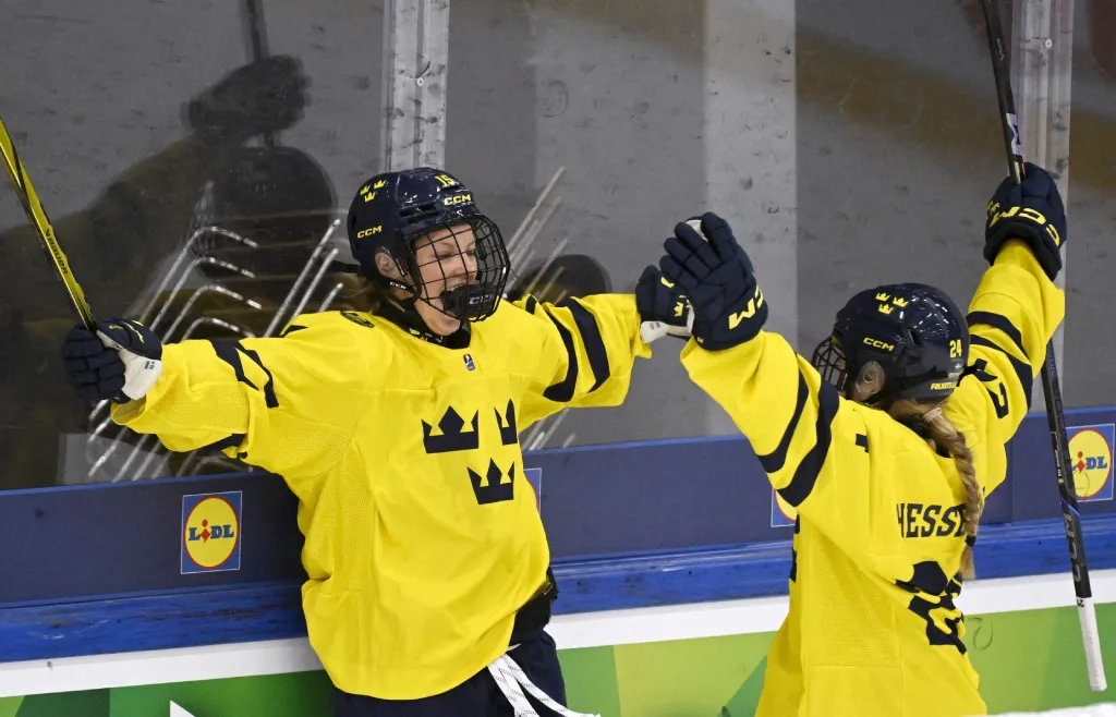 Edit Danielsson och Ebba Hesselvall firar ett mål i U18-VM