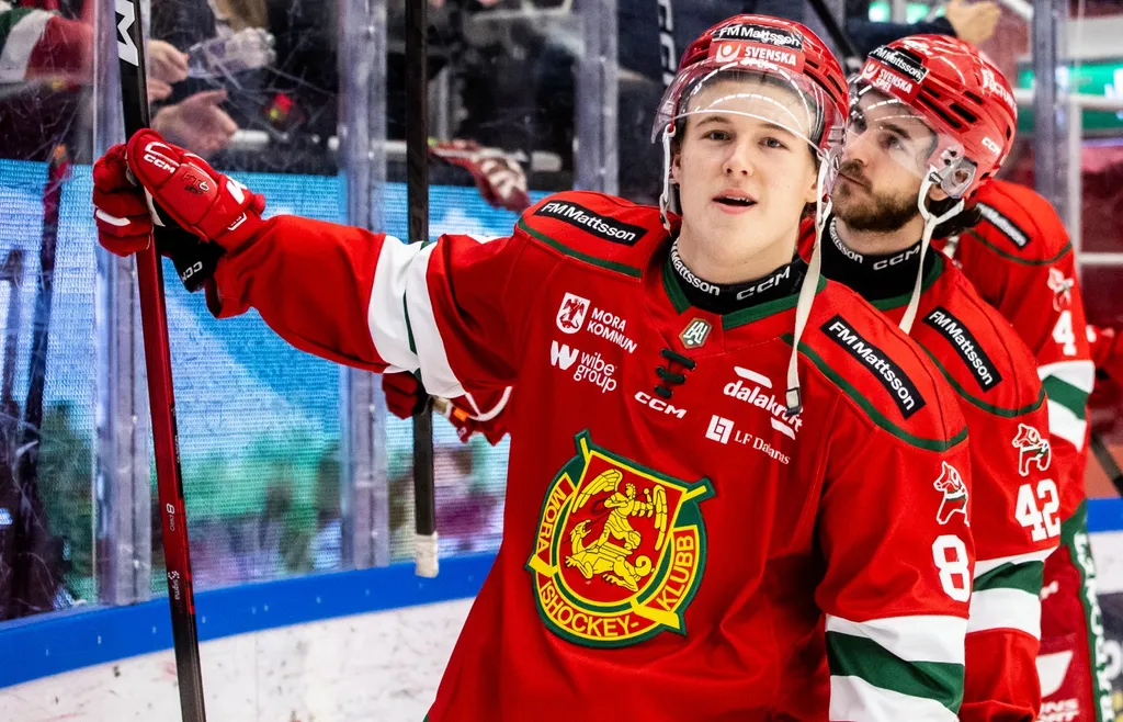 Anton Olsson jublar efter seger under ishockeymatchen i Hockeyallsvenskan mellan Mora och Modo den 25 januari 2026 i Mora