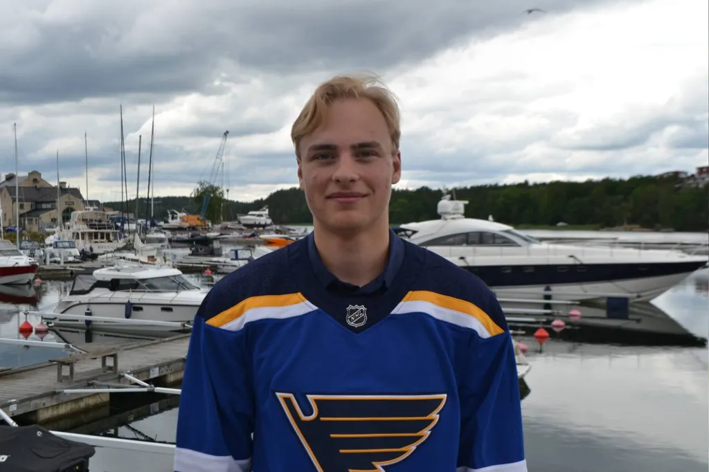Love Härenstam i St. Louis Blues-dräkten