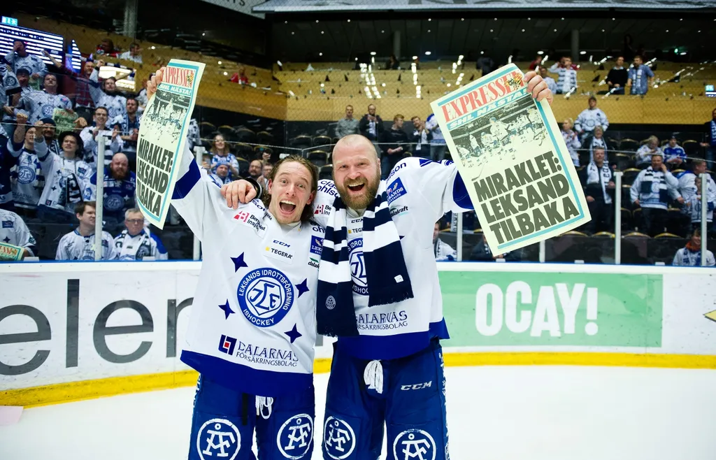 Leksands Brock Montpetit och Jonas Frögren jublar efter ishockeymatchen i kvalet till SHL mellan Modo och Leksand den 1 april 2016 i Örnsköldsvik