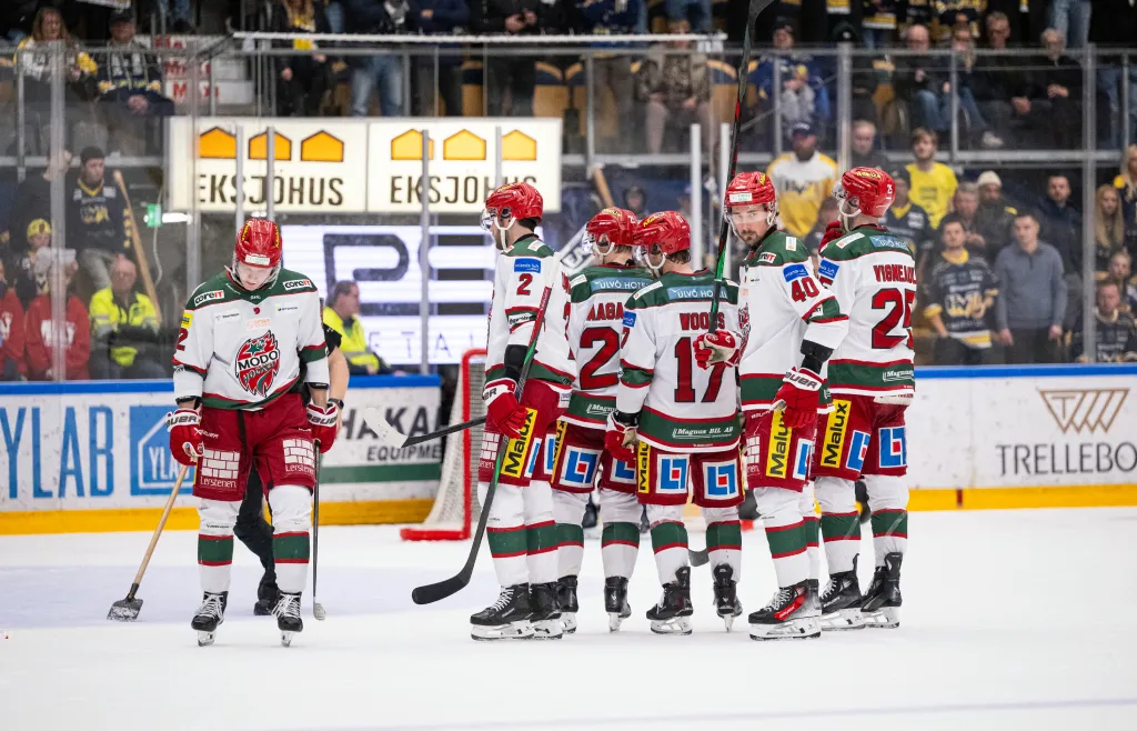 MoDos spelare deppar under match sex i kvalet till SHL mellan HV71 och Modo den 25 mars 2025 i Jönköping