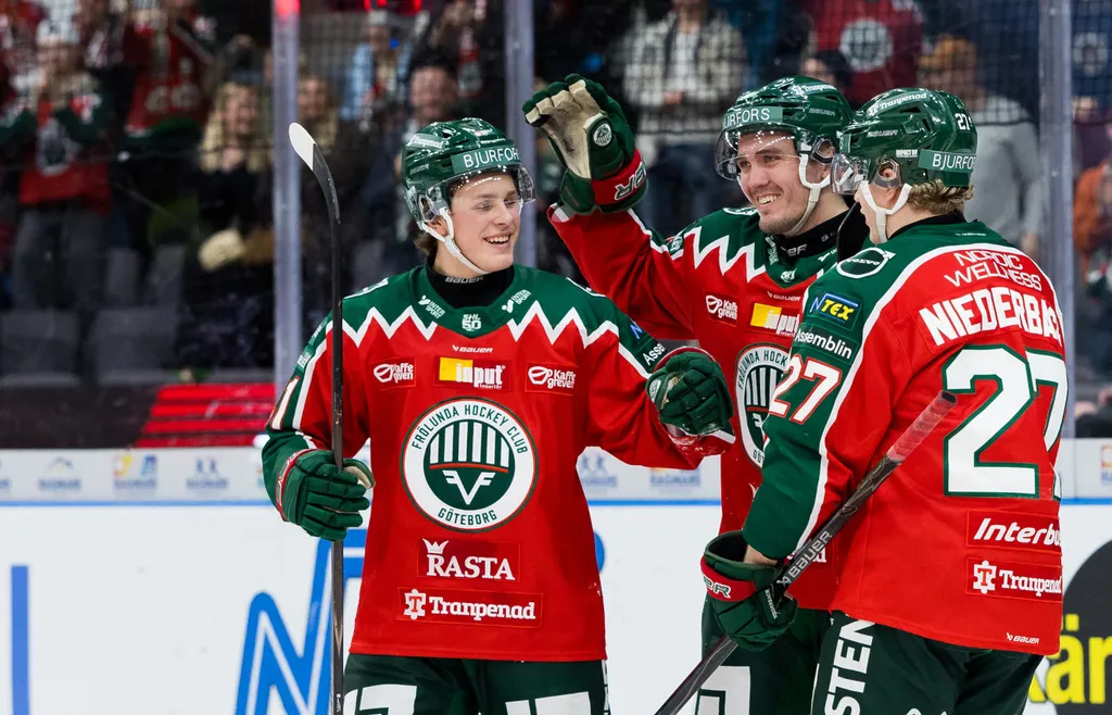 Ivar Stenberg, Max Lindholm och Theodor Niederbach jublar