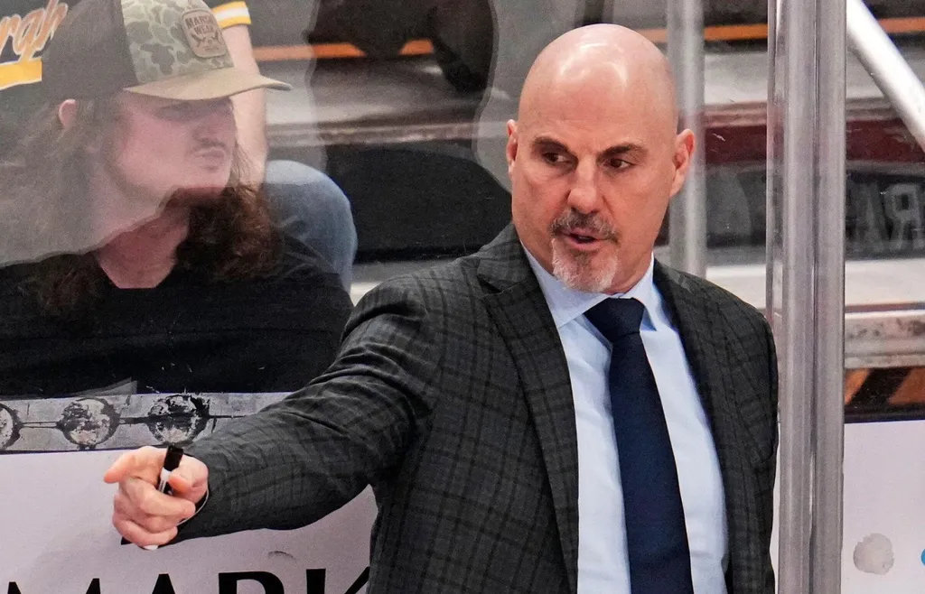 Rick Tocchet har inte varit rädd för att sätta Matvej Mitjkov åt sidan