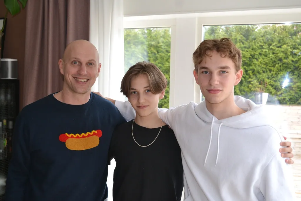 Christian Eklund med sönerna Victor och William 2021. Nu har båda blivit NHL-spelare