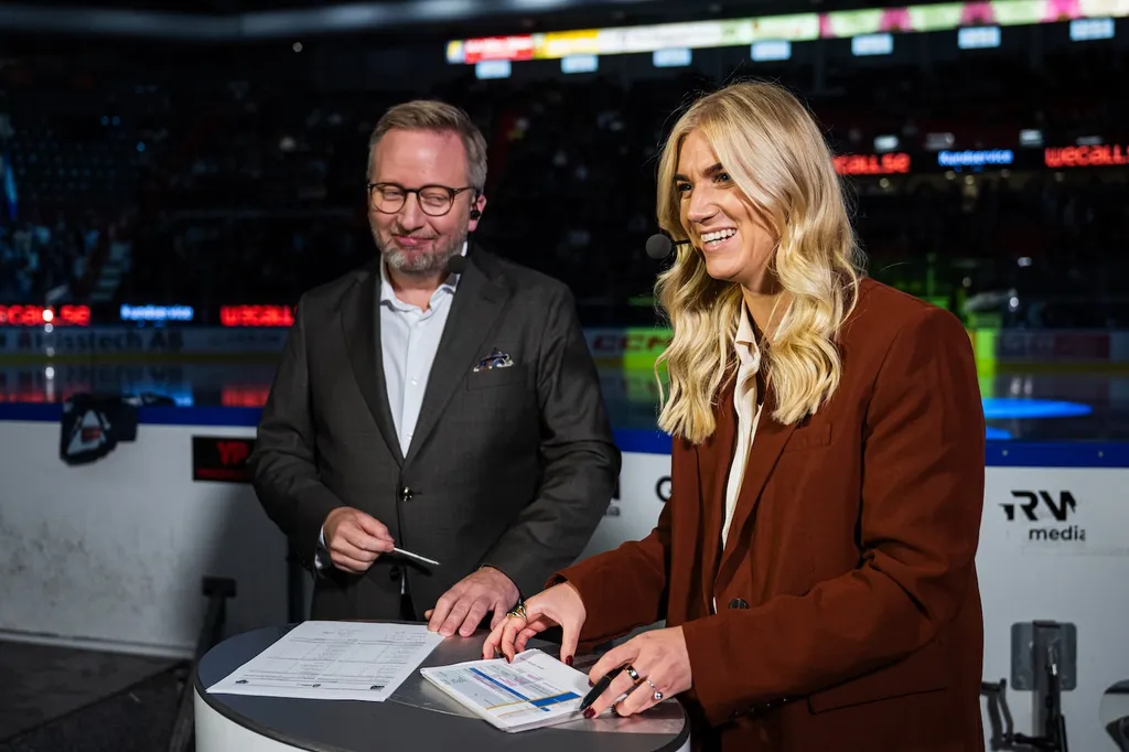 Kollegorna Fredrik Söderström och Kajsa Kalméus i Södertälje under en hockeyallsvensk match