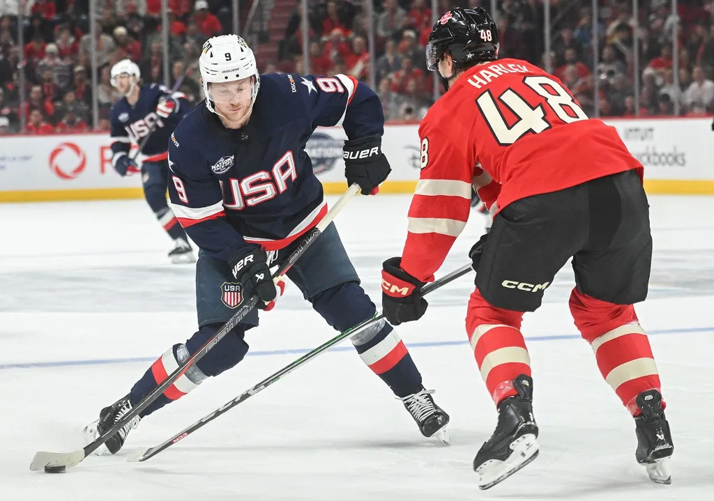 Thomas Harley försvarar sig mot Jack Eichel i mötet mellan USA och Kanada i 4 Nations