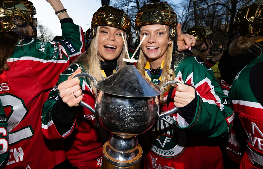 Maja Beverin och Jennifer Carlsson firar guldet på Götaplatsen