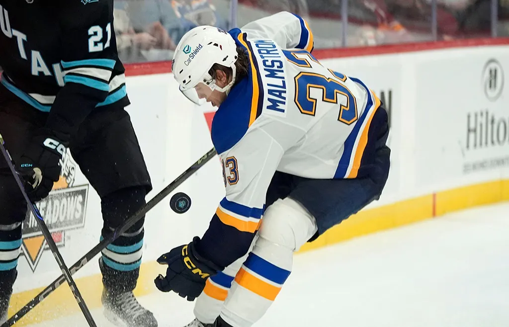 Anton Malmström i en försäsongsmatch med St. Louis Blues förra året