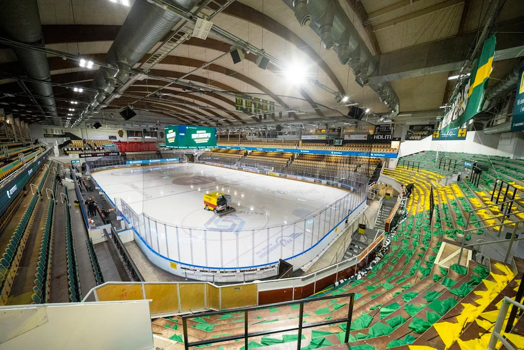 Intresset och trycket inne i Visionite Arena är det i alla fall inget fel på