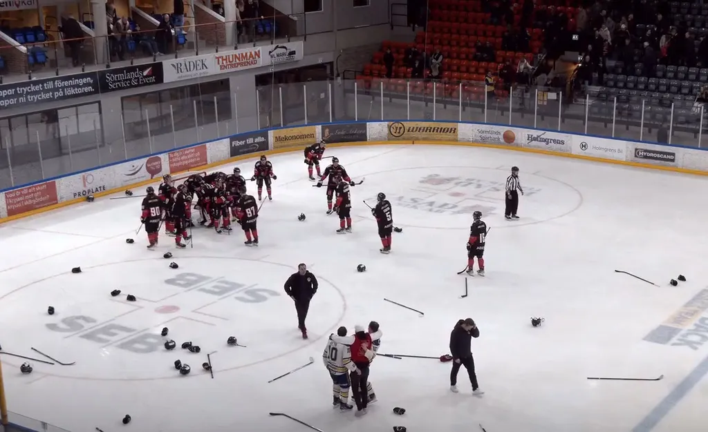 Det var dystra miner när Nyköping i alla fall tillfälligt åkte ur Hockeyettan