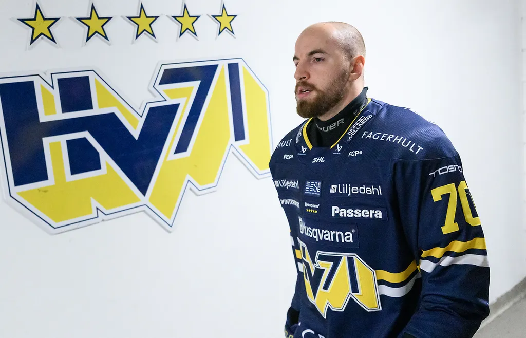 Lukas Rousek har inga tankar på att lämna HV71 under säsongen. 