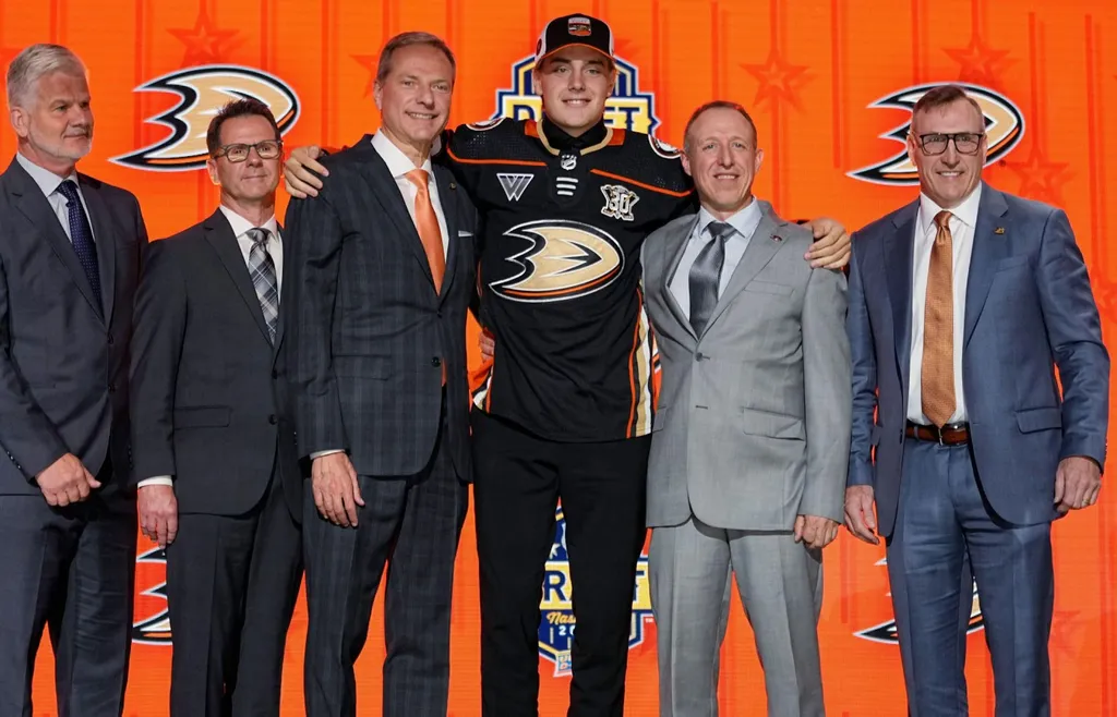 Leo Carlsson efter att ha valts tvåa av Anaheim Ducks i NHL-draften 2023