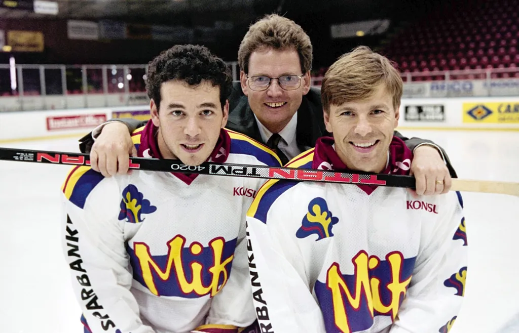 Klubbdirektör Tommy Theorin med prestigevärvningarna Robert Burakovsky och Mats Näslund 1991