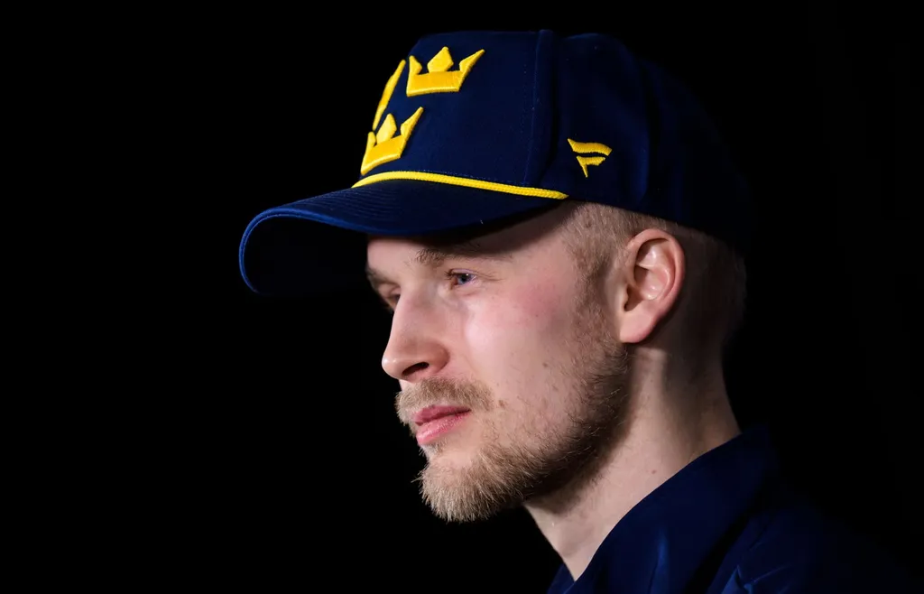 Elias Pettersson gör sitt bästa för att undvika samtalsämnen som berör relationen till J.T. Miller