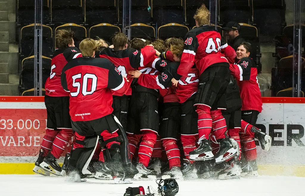 Örebro J18 jublar efter slutsignalen i SM-finalen mot Färjestad 2024