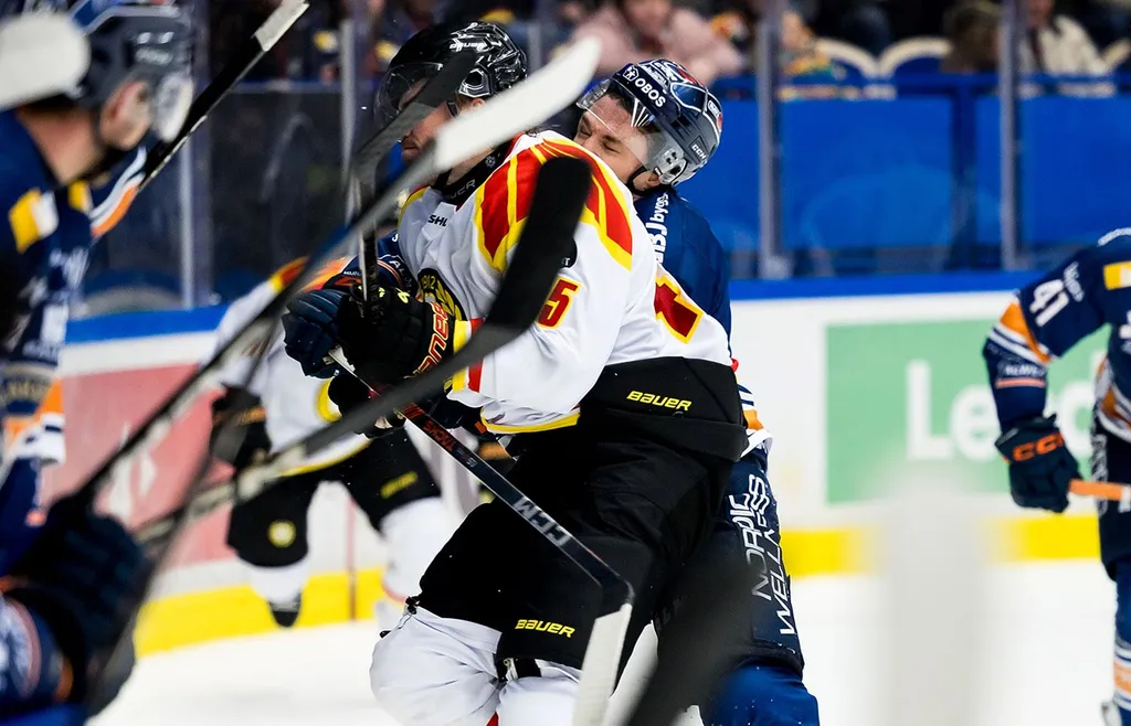 Charles-Édouard D'Astous tackling på Keegan Lowe