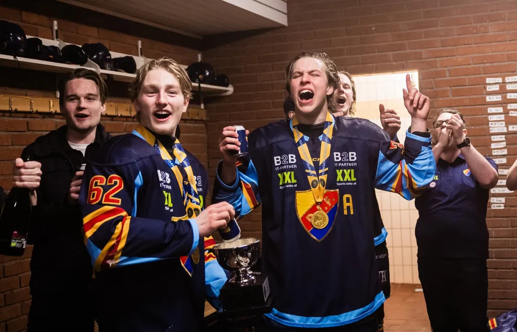 Djurgårdens Wilson Björck och Fred Nord jublar efter final två i J20 SM-slutspel mellan Djurgården och Skellefteå den 11 april 2025 i Stockholm