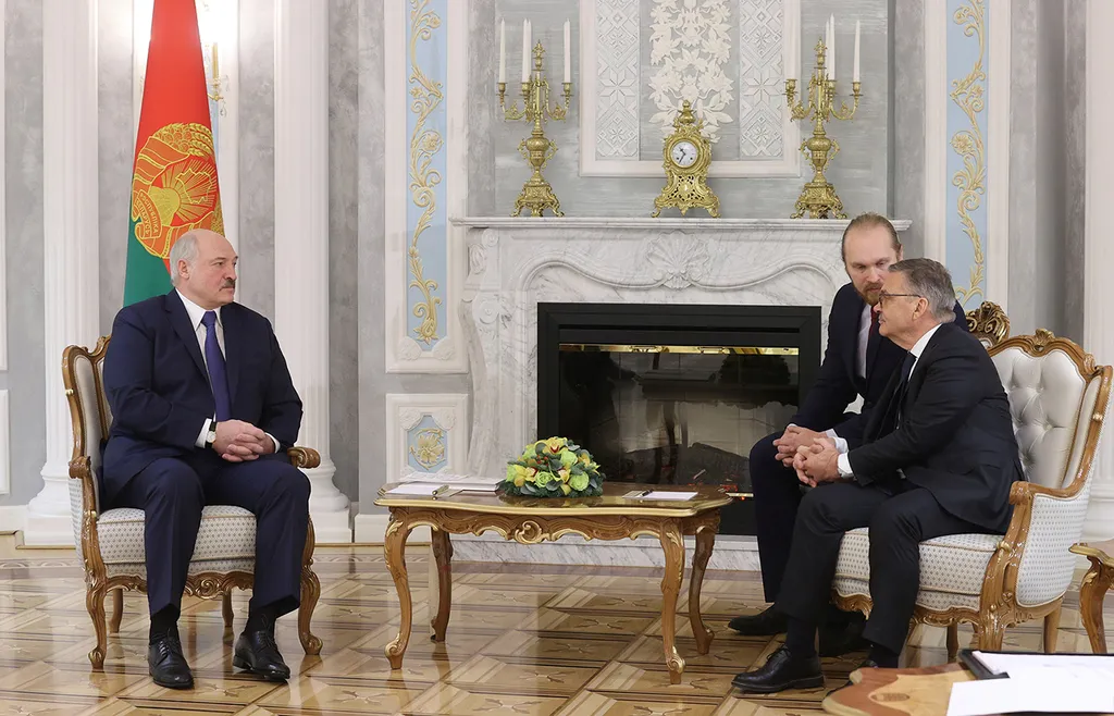 Rene Fasel (höger), här med Belarus Rysslandsvänlige president Aleksandr Lukasjenko